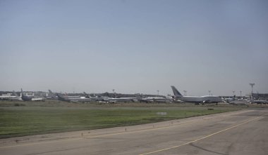 Moskova, Rusya - 11 Ağustos 2018: Domodedovo Havaalanı. Uçak uçmak hazırlanıyorlar