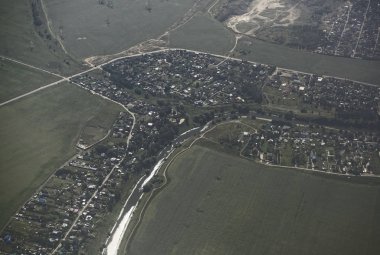  Moskova, Rusya - 11 Ağustos 2018: Domodedovo Havaalanı. Bir uçak havaalanından köylerinde görünümünü 