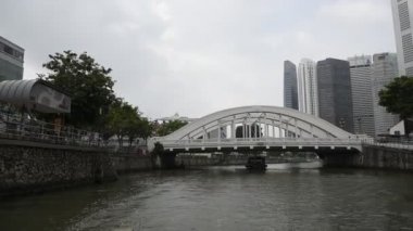 Singapore, Singapur-07 Ağustos 2018: Teknenin şehirden görünümünü. Nehri üzerinde tekne yüzen