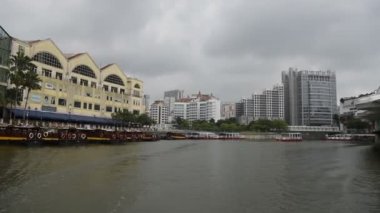 Singapore, Singapur-07 Ağustos 2018: Teknenin şehirden görünümünü. Nehri üzerinde tekne yüzen