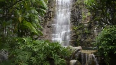 Singapore, Singapur-08 Ağustos 2018: Şelale Rock ile Sentosa iz