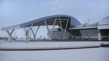  Rostov on Don, Rusya Federasyonu-Ocak 02,2019: Havaalanı Platov, FIFA Dünya Kupası 2018.Winter için inşa. Yolcu uçuşları için hazırlanıyorlar. Araçlar bölge hareket ediyor