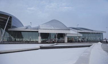  Rostov on Don, Rusya Federasyonu-Ocak 02,2019: Havaalanı Platov, FIFA Dünya Kupası 2018.Winter için inşa. Yolcu uçuşları için hazırlanıyorlar. Araçlar bölge hareket ediyor