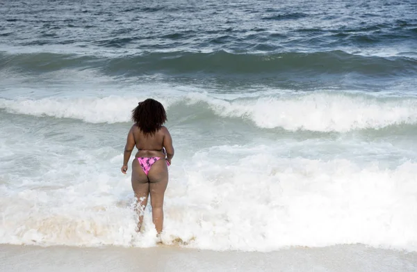 리오 데 자네이 코파 카 바 나 해변에서 귀여운 브라질 여자 목욕 — 스톡 사진