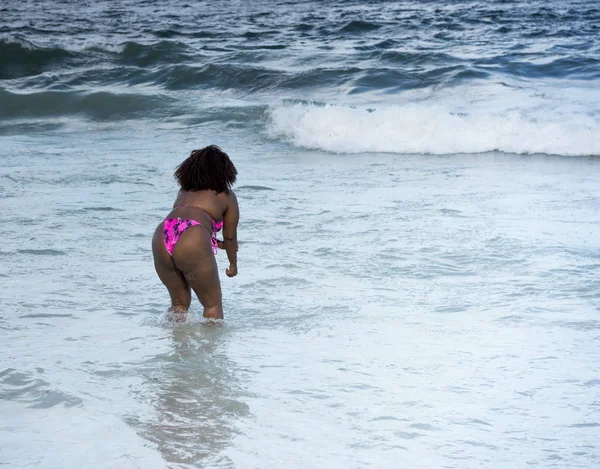 Linda chica brasileña se baña en la playa de Copacabana en Río de Janeiro — Foto de Stock