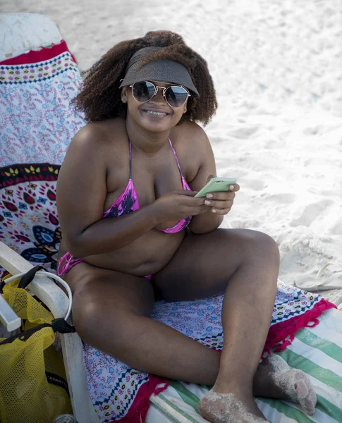 Bonito brasileiro menina banhos de sol na praia de Copacabana, no Rio de Jane — Fotografia de Stock