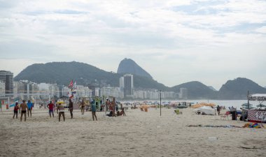 Erkekler Voleybol Copacabana Plajı üzerinde oynamak.