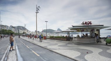  Avenida Atlantica görünümünü. İnsanlar kendi işine bak