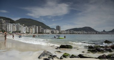  Vatandaşlar kayıkla gezmek hazırlanıyorlar. Copacabana Fort