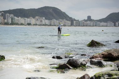 Adam bir Kano içinde yüzüyor. Copacabana Fort