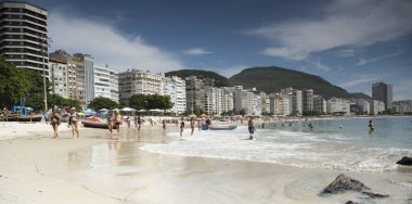  Vatandaşlar kayıkla gezmek hazırlanıyorlar. Copacabana Fort 
