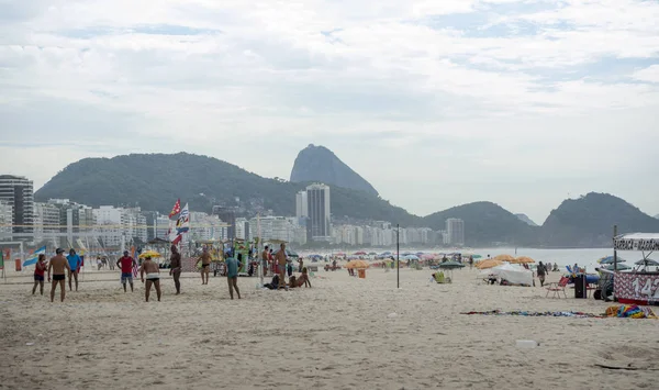 Mężczyzn pograć w siatkówkę na plaży Copacabana — Zdjęcie stockowe