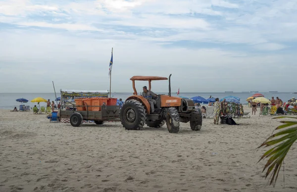 Garbage Collection wordt uitgevoerd op Copacabana Beach. Burgers su — Stockfoto