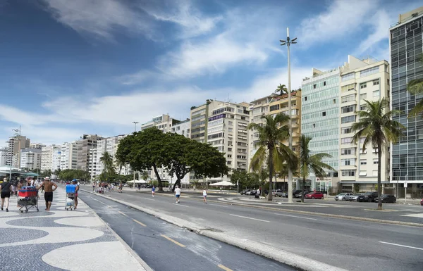 Avenida Atlantica görünümünü. İnsanlar kendi işine bak — Stok fotoğraf