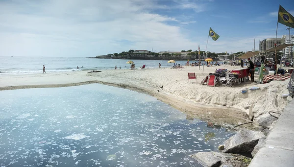 Flujo de Copacabana. Los ciudadanos se ocupan de sus asuntos —  Fotos de Stock