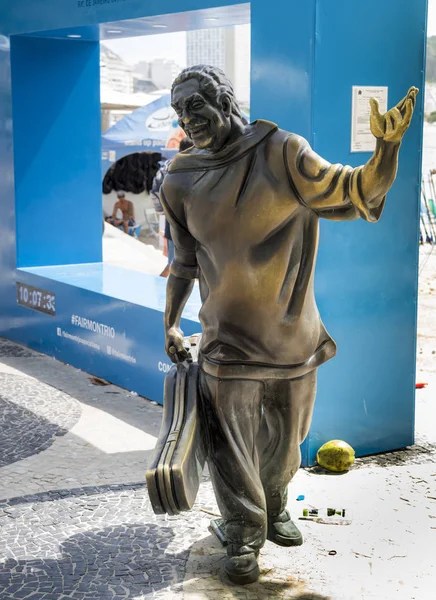 Sculpture of a man with a case on Copacabana — Stock Photo, Image