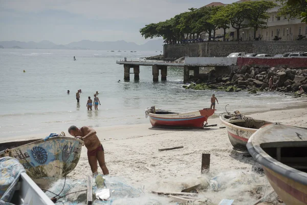 渔民准备了一条船, 市民洗澡。科帕卡巴纳堡 — 图库照片