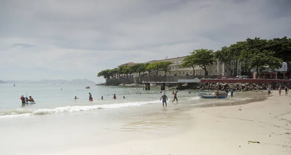 Ciudadanos nadando en el océano. Fuerte de Copacabana — Foto de Stock