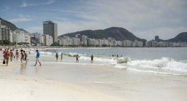 Okyanusta yüzmeye ve Copacabana beac yürüyen vatandaşlar