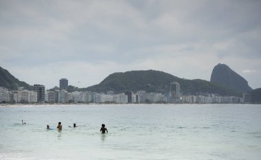 Okyanusta yüzmeye vatandaşlar. Copacabana Plajı