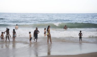  Okyanusta yüzmeye ve Copacabana bea yürüyen vatandaşlar