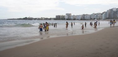  Okyanusta yüzmeye ve Copacabana bea yürüyen vatandaşlar