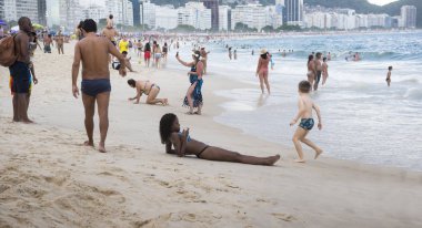  Okyanusta yüzmeye ve Copacabana bea yürüyen vatandaşlar