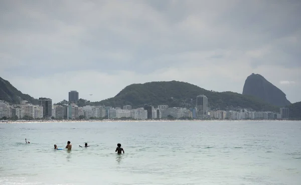 Cittadini che nuotano nell'oceano. Spiaggia di Copacabana — Foto Stock