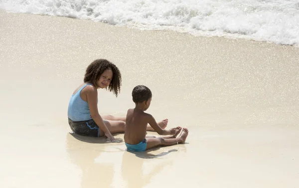 Όμορφο κορίτσι sunbathes στην παραλία της Κοπακαμπάνα. Λούστε τους πολίτες και su — Φωτογραφία Αρχείου