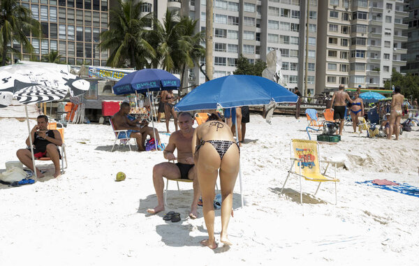 Горожане загорают и отдыхают на пляже Копакабана
