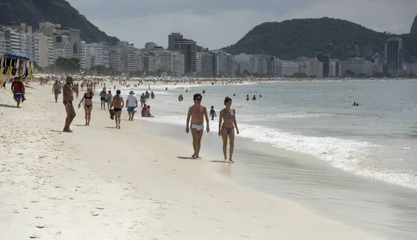 I cittadini che nuotano nell'oceano e camminano lungo Copacabana essere — Foto Stock