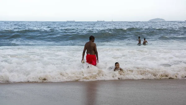 Граждане плавают в океане на пляже Копакабана — стоковое фото