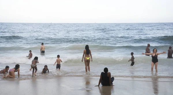 Cidadãos nadando no oceano e caminhando ao longo de Copacabana bea — Fotografia de Stock