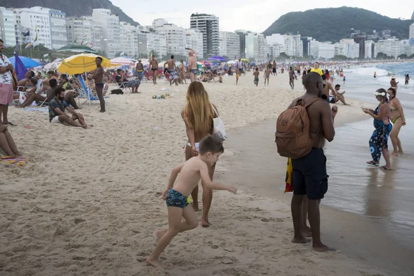 Ciudadanos nadando en el océano y caminando por Copacabana ser — Foto de Stock