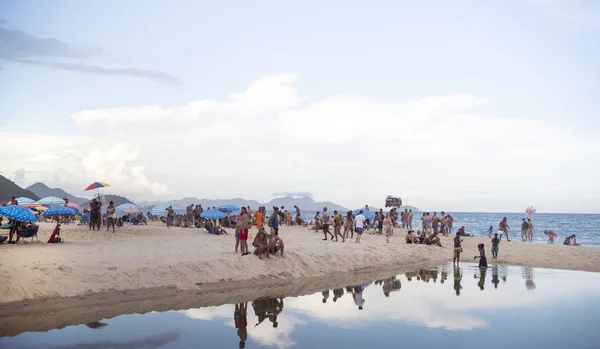 Cidadãos nadando no oceano e caminhando ao longo de Copacabana ser — Fotografia de Stock