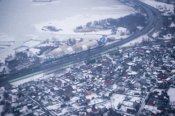 Uitzicht op de besneeuwde buitenwijken van Moskou vanuit een vliegtuig — Stockfoto