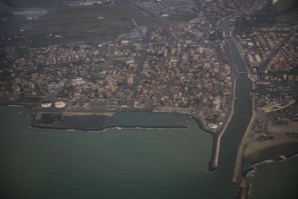 Vista de la ciudad de Fiumicino desde el avión — Foto de Stock