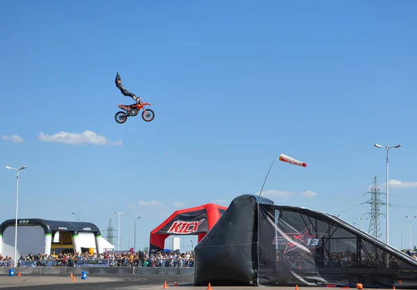 Moto freestyle. Sauter avec des astuces étonnantes dans le ciel - Incroyable — Photo