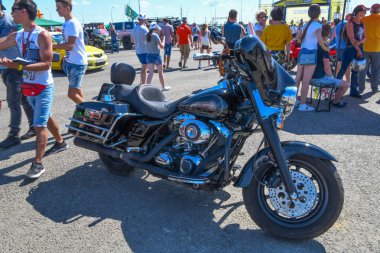  Sürücü gösterisi. Elit motosikletler. Ziyaretçiler sergiler incelemek.