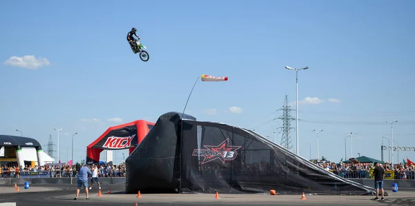 Moto freestyle. Saltare con trucchi mozzafiato nel cielo incred — Foto Stock