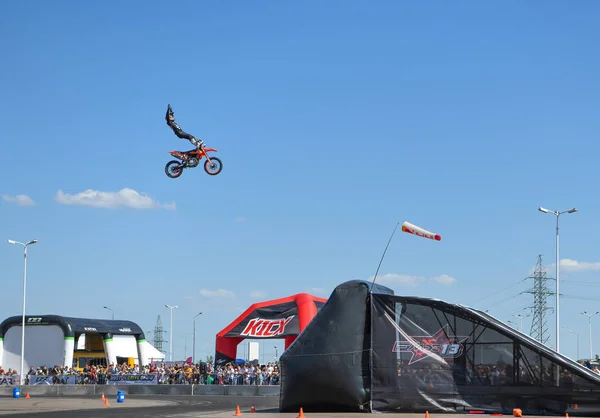 Moto freestyle. Jumping with stunning tricks in the sky -incred — Stock Photo, Image