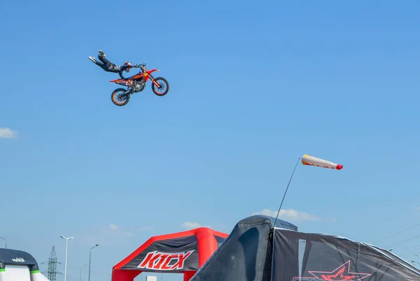 Moto freestyle. Saltare con trucchi mozzafiato nel cielo incred — Foto Stock