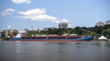   Gemi Don nehri boyunca gitmek