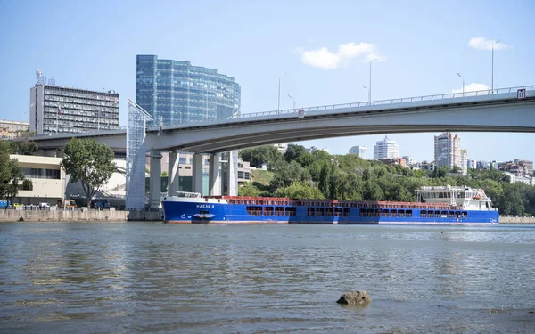 :Schip Ga langs de rivier de Don — Stockfoto