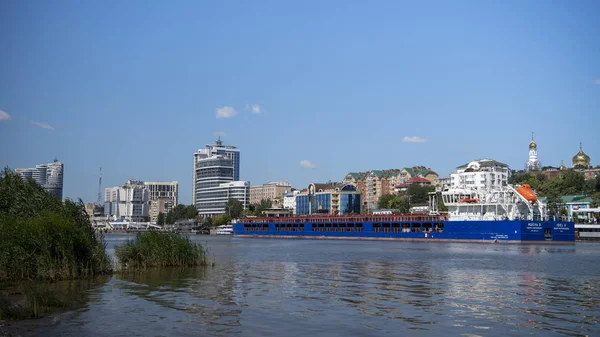 Barco ir a lo largo del río Don — Foto de Stock