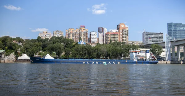 Barco ir a lo largo del río Don — Foto de Stock