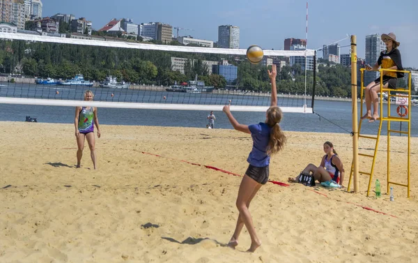  Sevimli kızlar plaj voleybolu oynar. Arkadaşlar oyunu izleyin.