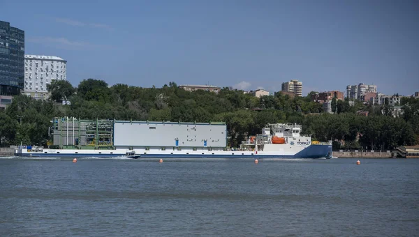Nave con blocchi a bordo andare lungo il fiume Don — Foto Stock