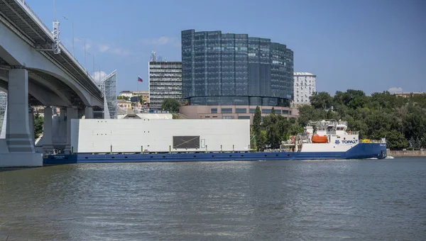 Nave con blocchi a bordo andare lungo il fiume Don — Foto Stock