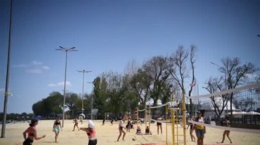 Rostov-on-Don, Rusya - 10 Ağustos 2019 : Sevimli kızlar plaj voleybolu oynuyor. Arkadaşlar oyunu izleyin.